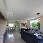 The Bright House A Two-storey Maisonette In * Loutráki