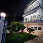 The Bright House A Two-storey Maisonette In فيلة لوتراكي