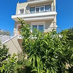 The Bright House A Two-storey Maisonette In فيلة لوتراكي
