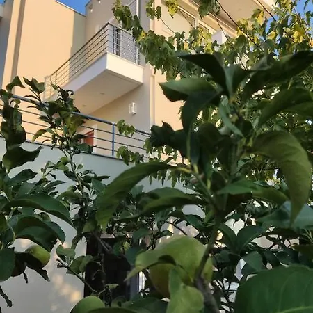 The Bright House A Two-storey Maisonette In Loutraki (Corinthia)