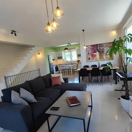 The Bright House A Two-storey Maisonette In Loutráki
