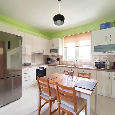 The Bright House A Two-storey Maisonette In Loutráki