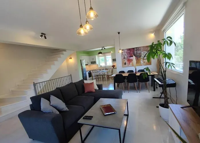 The Bright House A Two-storey Maisonette In Loutráki