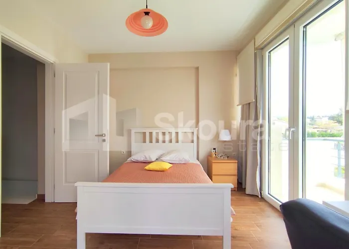 The Bright House A Two-storey Maisonette In Loutráki