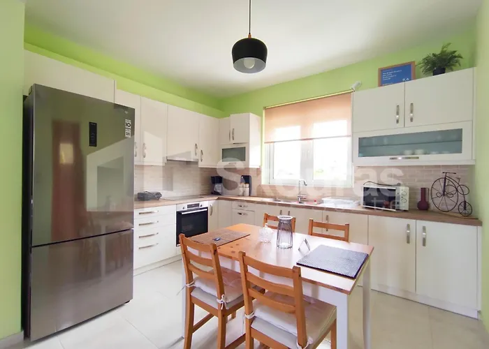 The Bright House A Two-storey Maisonette In Loutráki